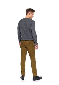 TOP SECRET - Spodnie tkaninowe gladkie typu chino slim fit. Kolor: beżowy. Materiał: tkanina. Długość: długie. Sezon: wiosna. Styl: klasyczny #4