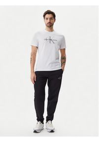 Calvin Klein Jeans T-Shirt LV040EM286 Biały Regular Fit. Kolor: biały. Materiał: bawełna
