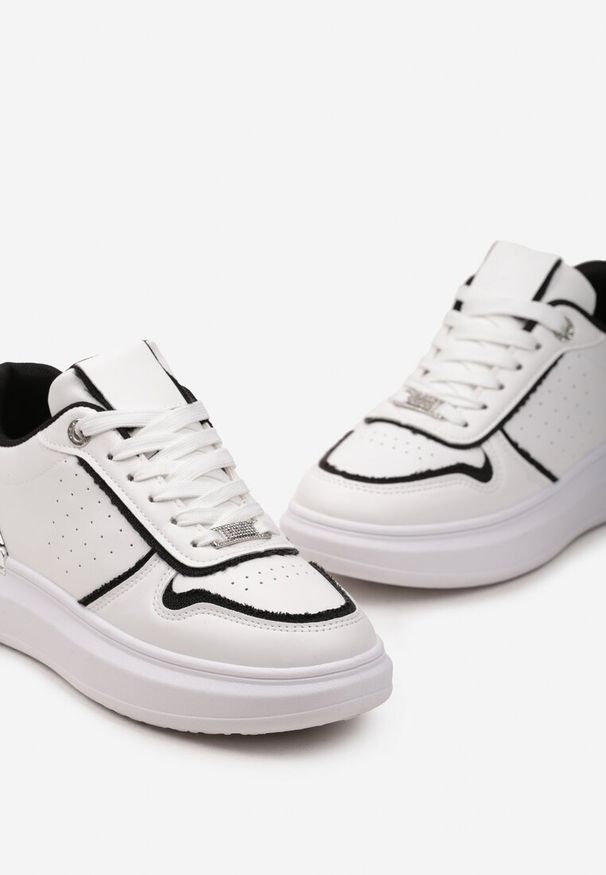 Renee - Biało-Czarne Sneakersy na Platformie Ozdobione Brokatem i Metaliczną Wstawką Mexia. Kolor: biały. Wzór: aplikacja. Obcas: na platformie