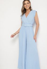 Born2be - Jasnoniebieski Kombinezon o Kopertowym Kroju z Plisami i Paskiem w Talii Salivania. Okazja: na wesele, na studniówkę, na imprezę, na ślub cywilny. Kolor: niebieski. Styl: elegancki, klasyczny #7