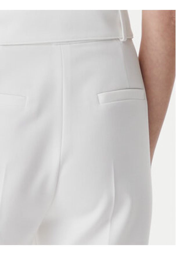 Hugo - HUGO Spodnie materiałowe 50537602 Biały Flare Fit. Kolor: biały. Materiał: syntetyk