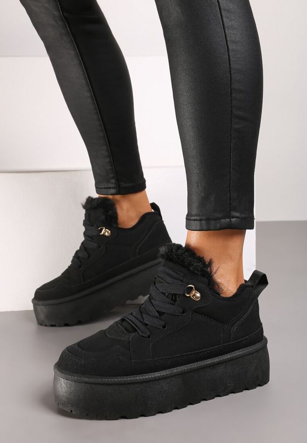 Renee - Czarne Sneakersy Stylizowane na Śniegowce Ozdobione Futerkiem Maviena. Nosek buta: okrągły. Zapięcie: sznurówki. Kolor: czarny. Materiał: futro. Wzór: aplikacja. Sezon: zima. Obcas: na obcasie. Wysokość obcasa: niski