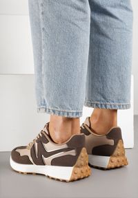 Renee - Brązowe Płaskie Sneakersy Ozdobione Geometrycznym Wzorem Rividi. Nosek buta: okrągły. Zapięcie: sznurówki. Kolor: brązowy. Wzór: aplikacja, geometria. Obcas: na obcasie. Wysokość obcasa: niski #5