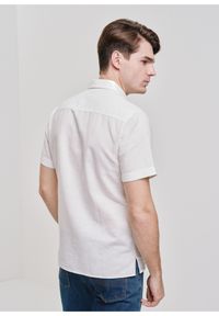 Ochnik - Kremowa koszula z krótkim rękawem męska. Kolor: biały. Materiał: len. Długość rękawa: krótki rękaw. Długość: krótkie. Wzór: aplikacja