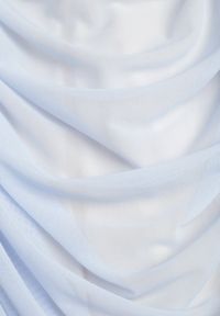 Renee - Jasnoniebieska Marszczona Sukienka Midi z Siatki z Marszczeniem Pandone. Kolor: niebieski. Materiał: materiał. Długość rękawa: na ramiączkach. Typ sukienki: z odkrytymi ramionami. Styl: elegancki. Długość: midi #6