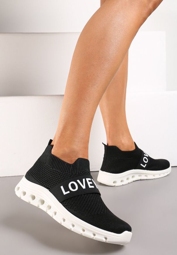 Renee - Czarne Buty Sportowe z Napisem LOVE i Elastyczną Cholewką Alaissa. Nosek buta: okrągły. Kolor: czarny. Szerokość cholewki: normalna. Wzór: napisy