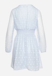 Born2be - Niebieska Sukienka Koktajlowa z Gumką w Pasie i Geometrycznym Wzorem na Siateczce Actipisa. Kolor: niebieski. Wzór: geometria. Typ sukienki: kopertowe. Styl: wizytowy #5