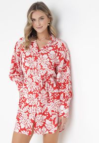 Born2be - Czerwona Koszulowa Sukienka Mini z Materiałowym Paskiem i Szerokimi Mankietami Fidonisa. Kolor: czerwony. Materiał: materiał. Długość rękawa: długi rękaw. Wzór: kwiaty, nadruk. Typ sukienki: koszulowe. Długość: mini #5