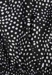 Renee - Czarna Sukienka Oreithonia. Typ kołnierza: dekolt w serek, dekolt kopertowy. Kolor: czarny. Długość rękawa: krótki rękaw. Wzór: nadruk. Typ sukienki: kopertowe, oversize. Długość: mini #4