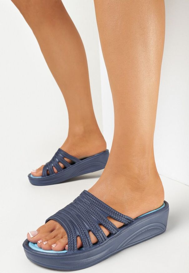 Born2be - Granatowe Piankowe Klapki na Niskim Koturnie z Wycięciami Lianasa. Kolor: niebieski. Obcas: na koturnie