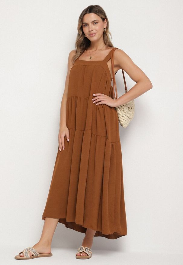 Born2be - Brązowa Sukienka o Rozkloszowanym Kroju z Wiązaniem z Tyłu Savinelle. Okazja: na imprezę, na co dzień. Kolor: brązowy. Styl: casual, elegancki