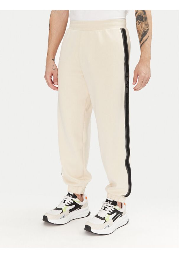 EA7 Emporio Armani Spodnie dresowe 7M000545 AF12660 U1079 Écru Modern Fit. Materiał: bawełna