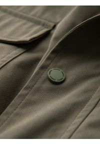 Ombre Clothing - Lekka męska kurtka z kieszeniami i wysokim kołnierzem – khaki V3. Okazja: na co dzień. Typ kołnierza: kołnierzyk stójkowy. Kolor: brązowy. Materiał: syntetyk, materiał. Wzór: aplikacja. Styl: klasyczny, casual #10