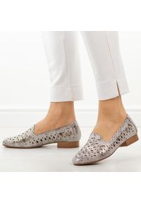 Srebrne ażurowe półbuty damskie Jezzi Asa222-8. Okazja: na co dzień. Kolor: srebrny. Szerokość cholewki: normalna. Wzór: ażurowy. Materiał: skóra. Sezon: wiosna, jesień, lato. Obcas: na obcasie. Styl: casual, elegancki, klasyczny. Wysokość obcasa: niski #1