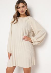 Born2be - Jasnobeżowa Plisowana Sukienka z Bufiastymi Rękawami Perlase. Okazja: na co dzień. Kolor: beżowy. Styl: klasyczny, casual, elegancki #1
