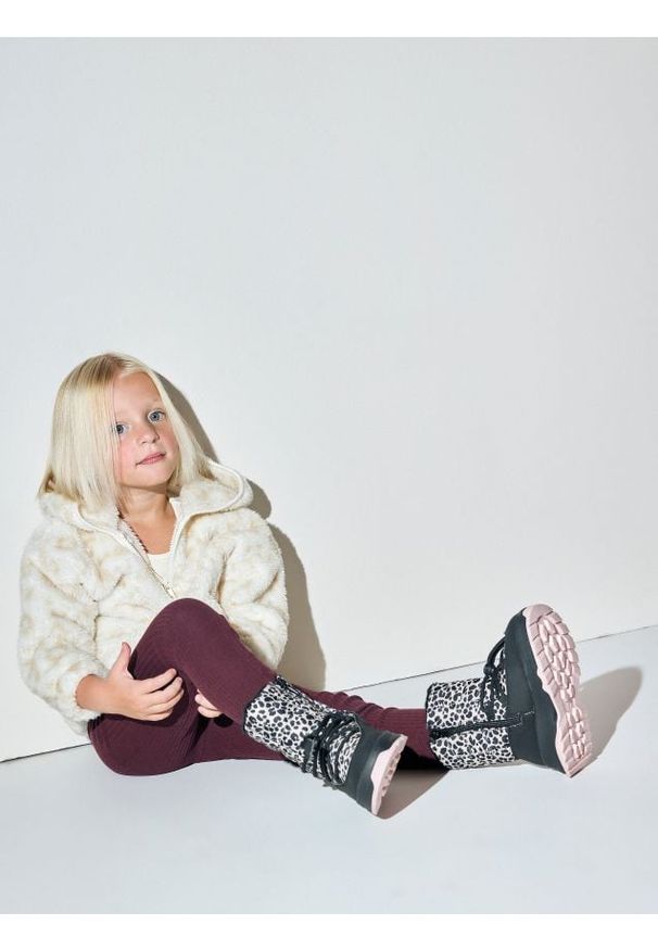 Reserved - Ocieplane botki w zwierzęcy print - czarny. Kolor: czarny. Materiał: materiał. Wzór: motyw zwierzęcy, nadruk