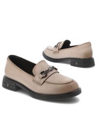 Mokasyny damskie Vinceza, skóra naturalna wsuwany fason klasyczne loafersy metalowa ozdoba niski stabilny obcas grubsza podeszwa, beżowe, 39991. Kolor: beżowy. Materiał: skóra. Wzór: aplikacja. Obcas: na obcasie. Styl: klasyczny. Wysokość obcasa: średni #5