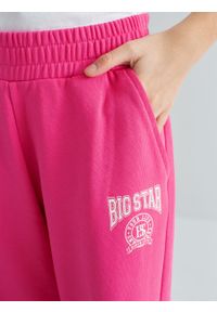 Big-Star - Spodnie dziewczęce dresowe z prostą nogawką różowe Longencja 601/ Georgina 601. Okazja: na uczelnię. Kolor: różowy. Materiał: dresówka. Wzór: aplikacja, nadruk. Styl: sportowy, młodzieżowy #5