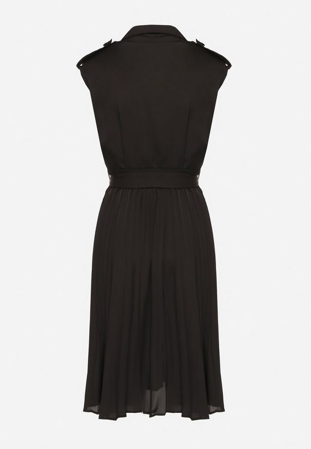 Born2be - Czarna Wiskozowa Sukienka Rozkloszowana z Koszulową Górą i Plisami z Paskiem Eviravie. Okazja: na co dzień. Kolor: czarny. Materiał: wiskoza. Typ sukienki: koszulowe. Styl: casual, elegancki, klasyczny. Długość: midi