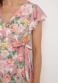 Born2be - Różowa Kwiatowa Sukienka z Kopertowym Dekoltem Atorina. Okazja: na co dzień, na spotkanie biznesowe, do pracy. Typ kołnierza: dekolt kopertowy. Kolor: różowy. Wzór: kwiaty. Typ sukienki: kopertowe. Styl: casual, biznesowy #2