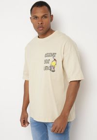 Born2be - Jasnobeżowa Bawełniana Koszulka T-shirt z Krótkim Rękawem z Nadrukiem na Plecach i Przodzie Civia. Okazja: na spotkanie biznesowe, do pracy, na co dzień. Kolor: beżowy. Materiał: bawełna. Długość rękawa: krótki rękaw. Długość: krótkie. Wzór: nadruk. Styl: klasyczny, biznesowy, casual