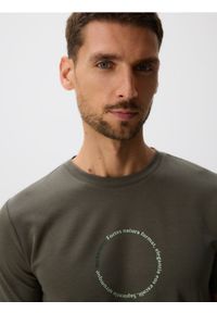 Reserved - T-shirt slim z nadrukiem - zielony. Kolor: zielony. Materiał: bawełna, dzianina. Wzór: nadruk