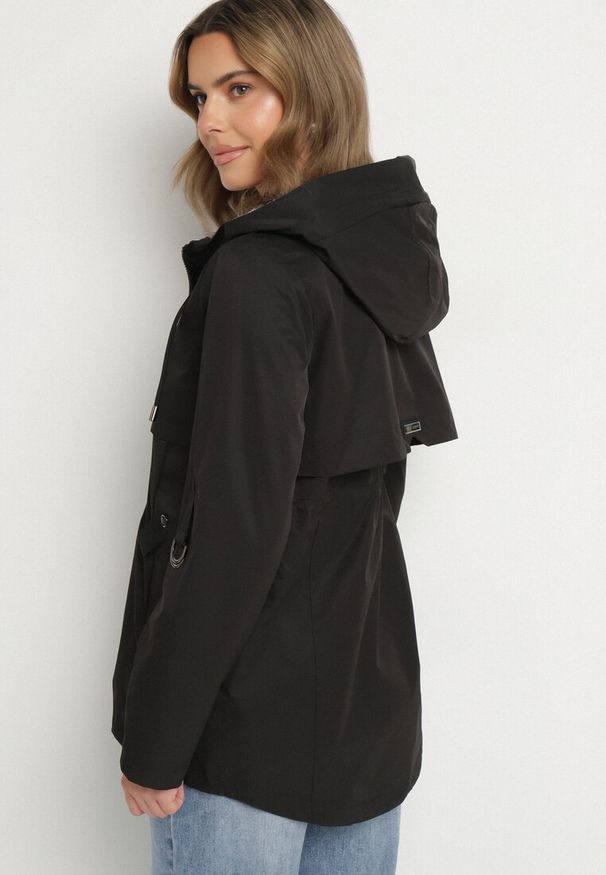 Born2be - Czarna Kurtka Parka z Kapturem i Kieszeniami z Możliwością Ściągnięcia w Talii Kailisse. Typ kołnierza: kaptur. Kolor: czarny. Materiał: tkanina