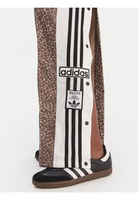 Adidas - adidas Spodnie dresowe Adibreak KD8820 Beżowy Loose Fit. Kolor: beżowy. Materiał: syntetyk #5