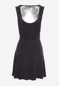 Born2be - Czarna Rozkloszowana Sukienka na Ramiączkach z Koronkowym Wycięciem na Plecach Devantia. Okazja: na wesele, na randkę, na ślub cywilny. Kolor: czarny. Materiał: koronka. Długość rękawa: na ramiączkach. Wzór: koronka. Sezon: lato. Typ sukienki: rozkloszowane. Styl: klasyczny, elegancki #5