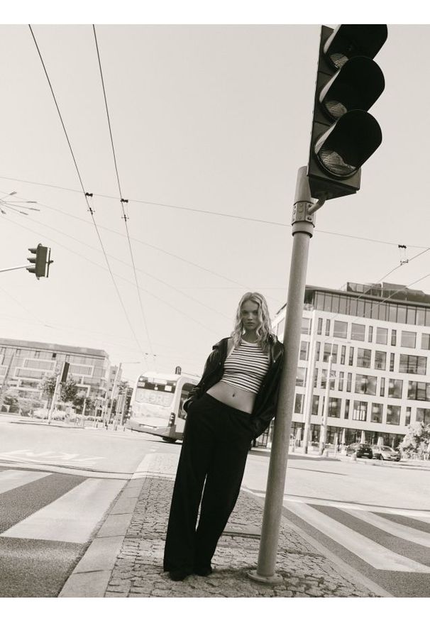 Reserved - Spodnie dresowe - czarny. Kolor: czarny. Materiał: dresówka