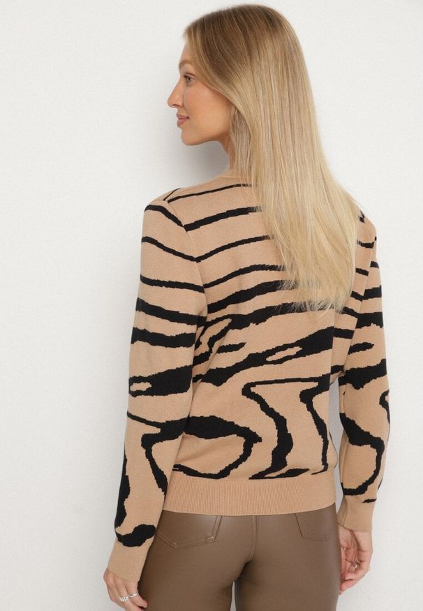 Born2be - Ciemnobeżowy Sweter o Prostym Kroju w Zebrę Unida. Okazja: na spotkanie biznesowe, do pracy, na co dzień. Kolor: beżowy. Materiał: jeans. Długość rękawa: długi rękaw. Długość: długie. Wzór: motyw zwierzęcy. Styl: elegancki, biznesowy, casual