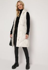 Born2be - Jasnobeżowa Długa Kamizelka z Nieodpinanym Kapturem i Wsuwanymi Kieszeniami Almanessa. Kolor: beżowy. Długość: długie. Wzór: aplikacja #1