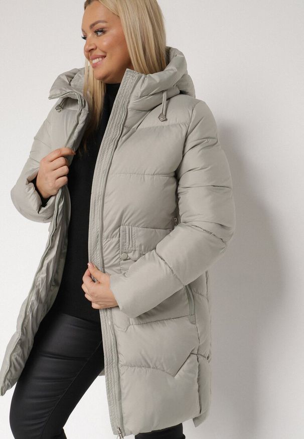 Born2be - Jasnozielona Długa Pikowana Kurtka z Nieodpinanym Kapturem Mevessia. Okazja: na co dzień. Kolor: zielony. Materiał: jeans. Długość: długie. Styl: casual, elegancki, klasyczny