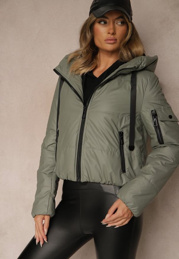 Renee - Zielona Klasyczna Kurtka z Pikowanymi Przeszyciami i Kapturem Tuliena. Okazja: na spacer. Kolor: zielony. Materiał: jeans. Styl: klasyczny
