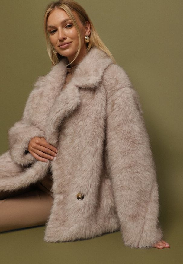 Born2be - Beżowa Dwurzędowa Kurtka Futerko o Fasonie Oversize Asinella. Okazja: na spacer, na randkę, na co dzień. Kolor: beżowy. Materiał: futro. Styl: casual