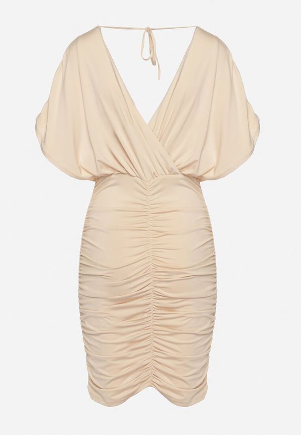 Born2be - Beżowa Sukienka z Kopertowym Dekoltem i Marszczeniami z Wiązaniem na Plecach Edalina. Typ kołnierza: dekolt kopertowy. Kolor: beżowy. Typ sukienki: kopertowe