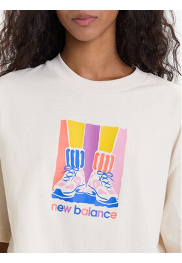 New Balance T-Shirt WT53904 Beżowy Regular Fit. Kolor: beżowy. Materiał: bawełna