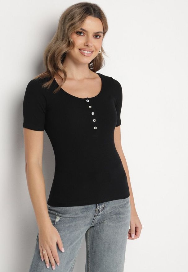 Born2be - Czarny Prążkowany T-shirt z Bawełny Ozdobiony Guzikami Tasavia. Okazja: na co dzień. Kolor: czarny. Materiał: bawełna, prążkowany. Wzór: aplikacja. Styl: klasyczny, elegancki, casual