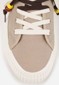 Renee - Beżowe Niskie Trampki z Podwójnymi Sznurówkami na Tłoczonej Platformie Astedella. Nosek buta: okrągły. Zapięcie: sznurówki. Kolor: beżowy. Materiał: materiał. Obcas: na platformie. Wysokość obcasa: niski #8