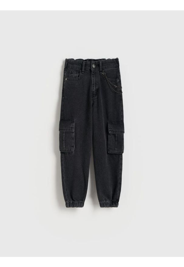 Reserved - Jeansy cargo z łańcuchem - czarny. Kolor: czarny
