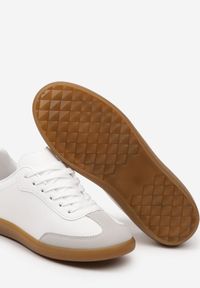 Born2be - Biało-Srebrne Sneakersy Tenisówki ze Wstawkami na Nosku i z Tyłu Gadela. Nosek buta: okrągły. Zapięcie: sznurówki. Kolor: biały. Materiał: materiał. Obcas: na obcasie. Wysokość obcasa: niski #5