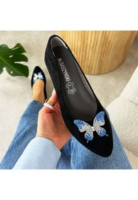 Czarne ażurowe baleriny damskie na obcasie M.Daszyński Sa178a-3. Kolor: czarny. Materiał: zamsz. Szerokość cholewki: normalna. Wzór: ażurowy. Sezon: wiosna, jesień, lato. Obcas: na obcasie. Styl: elegancki, klasyczny. Wysokość obcasa: niski #1