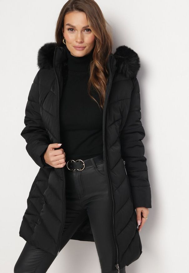 Born2be - Czarna Pikowana Kurtka z Kapturem i Futerkiem Heigesa. Typ kołnierza: kaptur. Kolor: czarny. Materiał: futro. Wzór: aplikacja