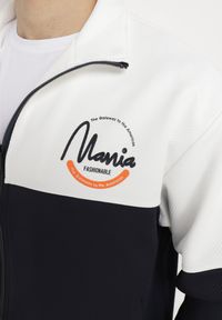 Born2be - Biało-Granatowa Kurtka Dresowa z Wysokim Kołnierzem i Nadrukiem Lwanes. Kolor: biały. Materiał: dresówka. Wzór: nadruk. Styl: sportowy #5