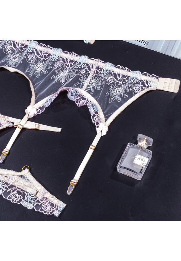 Intica - Koronkowy komplet bielizny z regulowanymi ramiączkami Alverta. Kolor: beżowy. Materiał: koronka