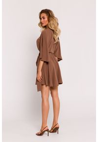 MOE - Kopertowa sukienka mini z szerokimi rękawami brązowy. Kolor: brązowy. Sezon: wiosna, lato. Typ sukienki: kopertowe. Długość: mini #3