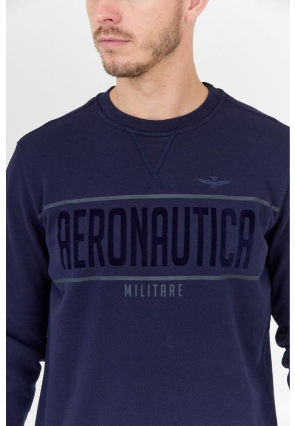 Aeronautica Militare - AERONAUTICA MILITARE Granatowa bluza męska z aksamitnym logo. Kolor: niebieski