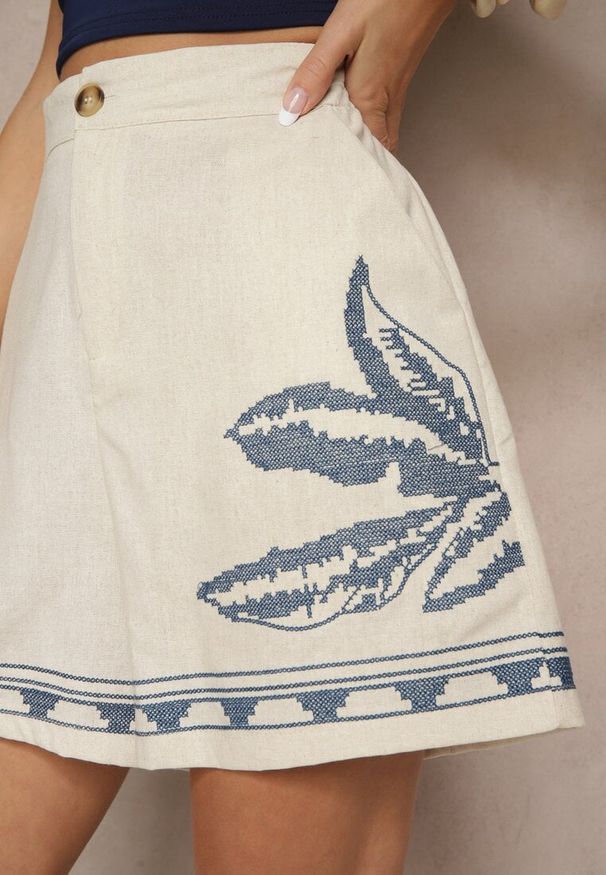 Renee - Beżowe Szorty High Waist z Bawełny Zdobione Haftem Filianira. Okazja: na co dzień. Stan: podwyższony. Kolor: beżowy. Materiał: bawełna. Wzór: aplikacja, haft. Sezon: lato. Styl: elegancki, casual