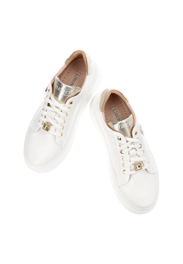 Białe Sneakersy Libero Stylowe Obuwie Damskie Na Platformie. Okazja: do pracy, na co dzień. Kolor: biały. Materiał: skóra. Obcas: na platformie. Styl: elegancki