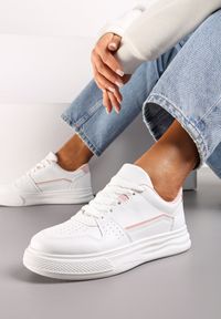 Renee - Biało-Różowe Sznurowane Sneakersy Ozdobione Perforacją i Przeszyciami Eglia. Kolor: biały. Wzór: aplikacja
